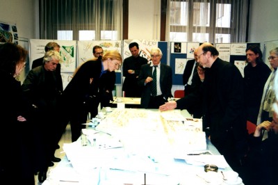 TeilnehmerInnen des Workshops sehen sich auf einem Tisch liegende Pläne vom Kabelwerk an ©Kulturgruppe IG Kabelwerk  